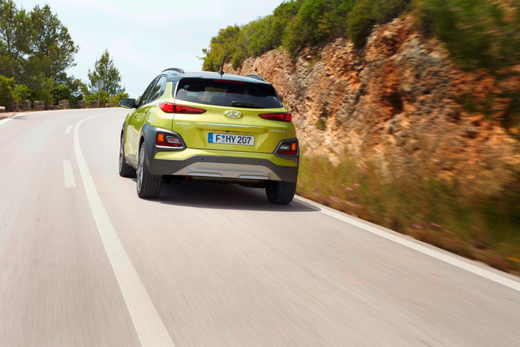 Tại Mỹ, Hyundai Kona 2018 được trang bị động cơ xăng 4 xi-lanh, hút khí tự nhiên, dung tích 2.0 lít với công suất tối đa 147 mã lực và mô-men xoắn cực đại 132 lb-ft, đi kèm hộp số tự động 6 cấp. Thứ hai là động cơ xăng 4 xi-lanh, tăng áp, dung tích 1,6 lít, tạo ra công suất tối đa 175 mã lực và mô-men xoắn cực đại 195 lb-ft. Sức mạnh được truyền tới bánh thông qua hộp số tự động ly hợp kép 7 cấp.