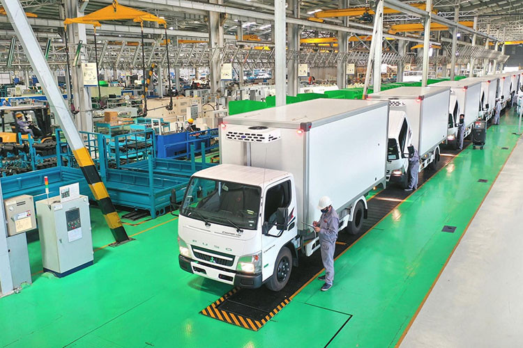 Hưởng ứng lời kêu gọi của Chính phủ, mặc dù với thời gian chỉ trong 01 tuần THACO đã nỗ lực ngày đêm thiết kế và sản xuất 126 xe Mitsubishi Fuso chuyên dụng để kịp trao tặng trong lễ phát động triển khai chiến dịch tiêm chủng vắc xin phòng COVID-19 toàn quốc tại hội trường Bộ Quốc phòng.