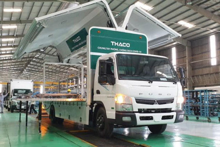 126 xe Mitsubishi Fuso hoàn toàn mới được trao tặng bao gồm 63 xe tải chuyên dụng vận chuyển vắc xin và 63 xe chuyên dụng phục vụ tiêm chủng lưu động đồng thời sử dụng được cho công tác lấy mẫu xét nghiệm COVID-19 với tổng giá trị là 150 tỷ đồng.