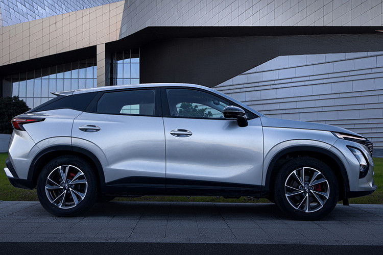 Thân xe nổi bật với đường nét khỏe khoắn, đi kèm bộ mâm 17 inch mang phong cách thanh lịch thay vì thể thao. Ở phía sau, xe được trang bị cụm đèn hậu 3D chạy dài toàn bộ chiều rộng, cánh lướt gió và ống xả đôi, tạo nên vẻ thể thao mạnh mẽ.