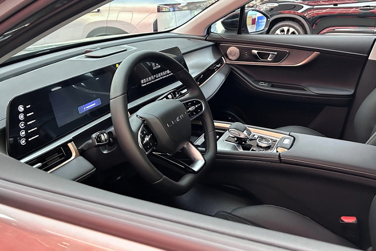 Bên trong, nội thất của Chery Tiggo 5X High Energy Edition được thiết kế với tông màu đen chủ đạo. Điểm nhấn là màn hình Nebula kích thước 20,5 inch, tích hợp hệ thống AI Lion 5.0, hỗ trợ kết nối Huawei HiCar và CarPlay.