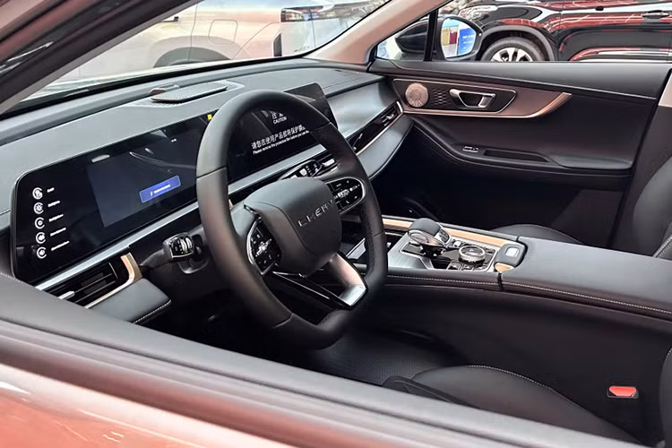 Bên trong, nội thất của Chery Tiggo 5X High Energy Edition được thiết kế với tông màu đen chủ đạo. Điểm nhấn là màn hình Nebula kích thước 20,5 inch, tích hợp hệ thống AI Lion 5.0, hỗ trợ kết nối Huawei HiCar và CarPlay.