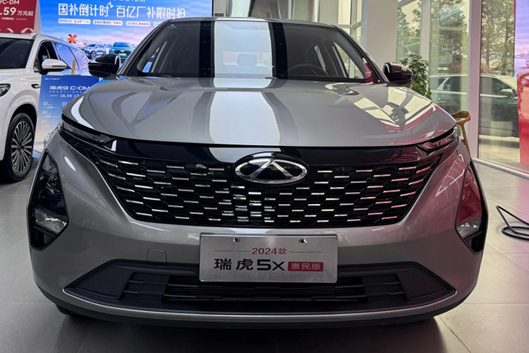 Chery Tiggo 5X 2025 giá rẻ sở hữu kích thước tổng thể dài x rộng x cao lần lượt là 4.400 x 1.830 x 1.588 (mm), chiều dài cơ sở đạt 2.630 mm, tương đương với Omoda C5.