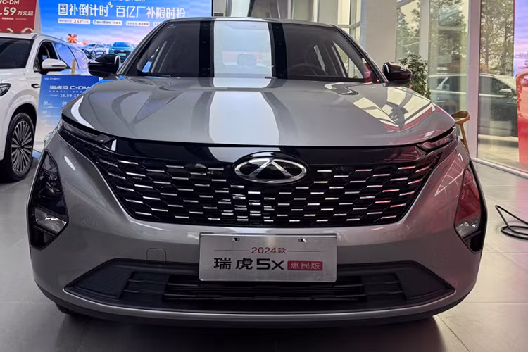 Chery Tiggo 5X 2025 giá rẻ sở hữu kích thước tổng thể dài x rộng x cao lần lượt là 4.400 x 1.830 x 1.588 (mm), chiều dài cơ sở đạt 2.630 mm, tương đương với Omoda C5.