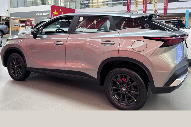 So với "người anh em" Omoda C5 cùng nền tảng đang bán tại Việt Nam, mẫu xe SUV Chery Tiggo 5X tại Trung Quốc được định vị là dòng xe phổ thông hơn. Mẫu xe này trước đây có tên gọi Chery FX, nhưng từ cuối năm 2024 đã được đổi tên thành Tiggo 5X High Energy.