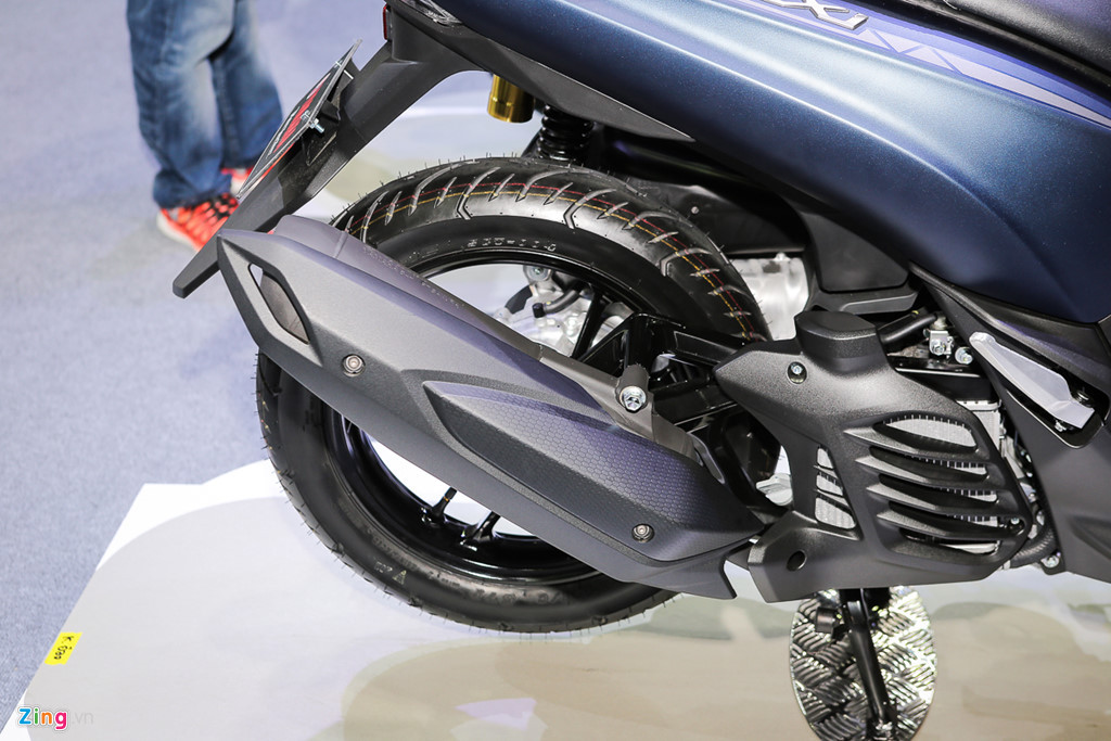 Ốp bảo vệ an toàn ống xả bằng nhựa. Phiên bản S của dòng xe này trang bị giảm xóc lò xo, có bình dầu và chỉ đặt một bên, trong khi phiên bản thường không có bình dầu.