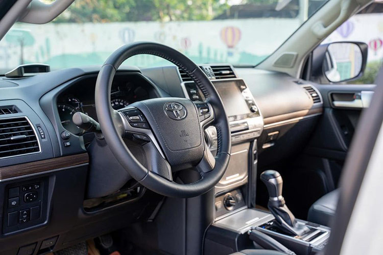 Bảng đồng hồ optitron mới tích hợp màn hình TFT hiển thị các thông tin hỗ trợ lái như chế độ lái và mức tiêu thụ nhiên liệu. Cần điều chỉnh ga tự động Cruise Control được bố trí phía dưới vô lăng thay vì trên cụm nút bấm.