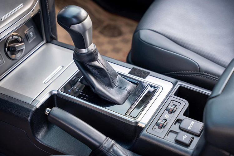 Toyota Land Cruiser Prado 2021 trang bị động cơ 2.7 lít, 4 xi-lanh thẳng hàng Dual VVT-i, cho công suất 164 mã lực tại 5.200 vòng/phút và mô-men xoắn 246 Nm tại 3.900 vòng/phút.