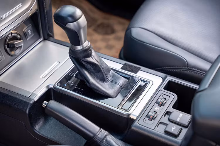 Toyota Land Cruiser Prado 2021 trang bị động cơ 2.7 lít, 4 xi-lanh thẳng hàng Dual VVT-i, cho công suất 164 mã lực tại 5.200 vòng/phút và mô-men xoắn 246 Nm tại 3.900 vòng/phút.