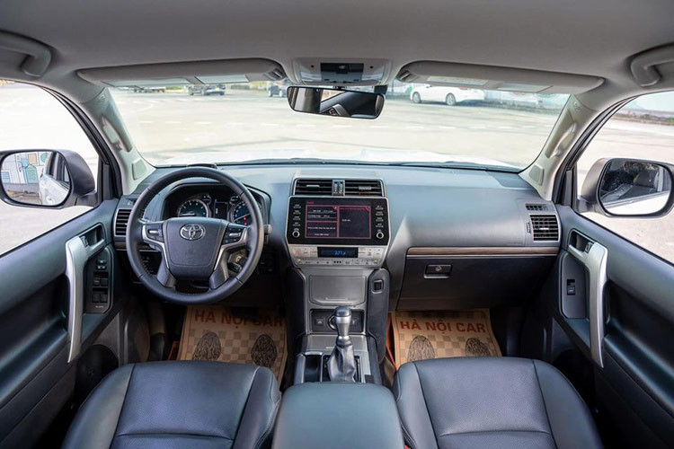 Nội thất khoang lái của Prado mang phong cách tối giản với các trang bị căn bản. Vô lăng 4 chấu bọc da tích hợp các nút điều chỉnh âm thanh, đàm thoại rảnh tay, điều khiển màn hình đa thông tin và lẫy chuyển số.