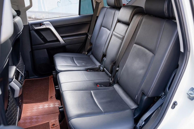 Xe được trang bị nhiều tính năng an toàn như 7 túi khí, hệ thống chống bó cứng phanh (ABS), hỗ trợ lực phanh khẩn cấp (BA), cân bằng điện tử (VSC), kiểm soát lực kéo (TRC), cảnh báo áp suất lốp, cảnh báo điểm mù, và cảnh báo phương tiện cắt ngang phía sau.