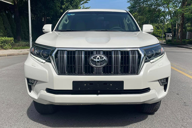 Có thể thấy, sau khoảng 3 năm sử dụng, chiếc Toyota Land Cruiser Prado màu trắng này có giá bán thấp hơn khoảng 600 triệu đồng so với giá ban đầu, mức khấu hao này thấp hơn nhiều so với các mẫu xe có giá trị tương đương trên thị trường.