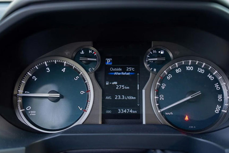 Trung tâm bảng điều khiển là màn hình giải trí cảm ứng 9 inch hỗ trợ kết nối Apple CarPlay và Android Auto. Hệ thống âm thanh 9 loa cho phép kết nối qua Bluetooth, USB hoặc cổng AUX. Dưới màn hình là khu vực điều chỉnh điều hòa hai vùng độc lập.