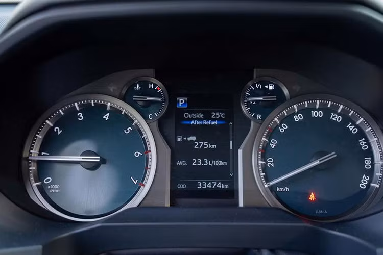 Trung tâm bảng điều khiển là màn hình giải trí cảm ứng 9 inch hỗ trợ kết nối Apple CarPlay và Android Auto. Hệ thống âm thanh 9 loa cho phép kết nối qua Bluetooth, USB hoặc cổng AUX. Dưới màn hình là khu vực điều chỉnh điều hòa hai vùng độc lập.