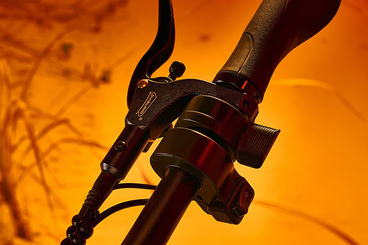 Kết cấu thân xe độc đáo, đòi hỏi kỹ thuật chế tạo phức tạp, với bộ khung nhôm dẹt vừa thẩm mỹ vừa chịu lực tốt và được hoàn thiện ở mức độ tinh xảo nhất. Đồng thời, hệ khung này cũng đảm bảo sự cân bằng cao nhất giữa trọng lượng và độ bền của sản phẩm.