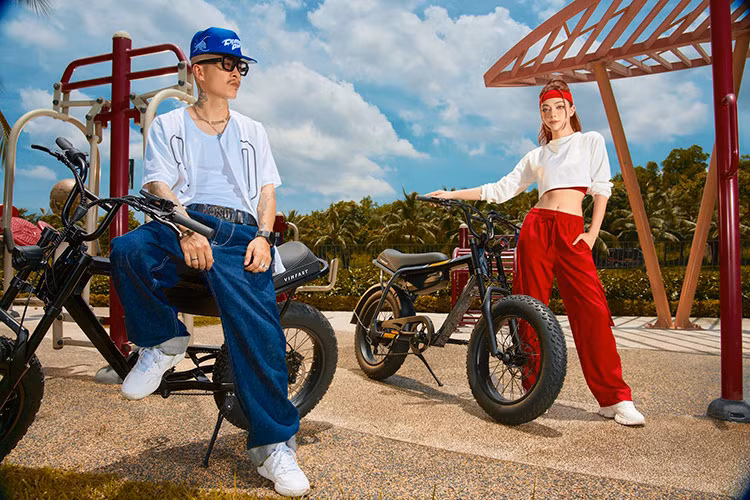 Mẫu xe này được thiết lập 3 chế độ lái là Manual/Eco/Sport phù hợp với nhu cầu và thói quen sử dụng xe của đa số khách hàng. Xe sẽ được bán kèm bộ sạc tại nhà, pin có thể dễ dàng tháo lắp giúp khách hàng chủ động sạc xe trong suốt quá trình sử dụng.