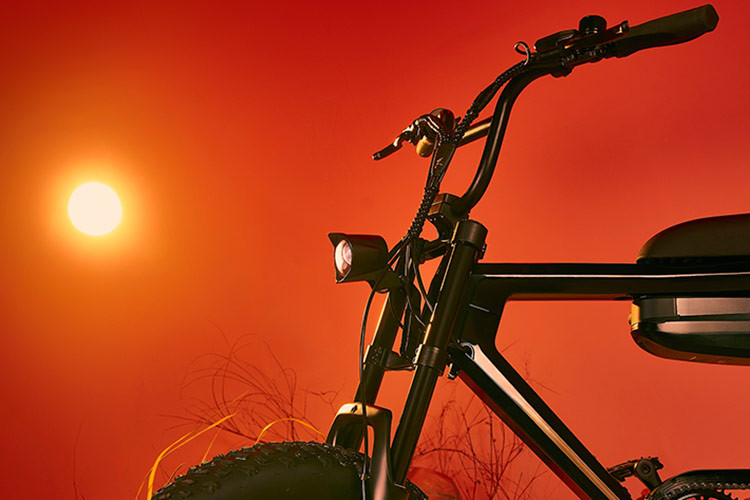 Kiểu dáng của VF DrgnFly lấy cảm hứng từ hình tượng rồng bay lên trong văn hóa Việt Nam. Xe có phần tay lái mở rộng, lốp bản lớn cùng yên xe công thái học, giúp tối ưu trải nghiệm lái. Với thiết kế thời thượng, VF DrgnFly là lựa chọn hàng đầu cho những khách hàng cá tính, năng động và đam mê lối sống xanh, phóng khoáng.