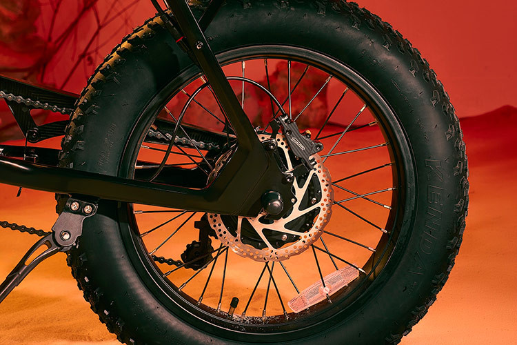 Bên cạnh đó, xe đạp trợ lực điện của VinFast còn được trang bị hệ thống giảm xóc ống thuỷ lực, đường kính đến 50 mm, mang lại sự ổn định và êm ái cho người dùng trong quá trình sử dụng. VF DrgnFly sử dụng phanh đĩa thuỷ lực trên cả hai bánh.