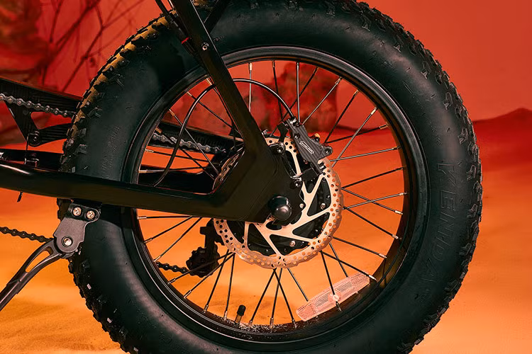 Bên cạnh đó, xe đạp trợ lực điện của VinFast còn được trang bị hệ thống giảm xóc ống thuỷ lực, đường kính đến 50 mm, mang lại sự ổn định và êm ái cho người dùng trong quá trình sử dụng. VF DrgnFly sử dụng phanh đĩa thuỷ lực trên cả hai bánh.