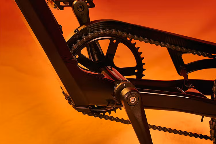 Kích thước dài, rộng, cao của xe lần lượt là 1.730 x 720 x 1.056 mm. Chiều cao yên là 795 mm. Trọng lượng xe 32 kg. Đây là những thông số phù hợp với vóc dáng của người Việt, giúp quá trình sử dụng thoải mái và linh hoạt. Xe có hệ thống đèn full LED giúp tăng tính thẩm mỹ cũng như đảm bảo khả năng chiếu sáng và vận hành an toàn cho chủ xe trong điều kiện ánh sáng kém.