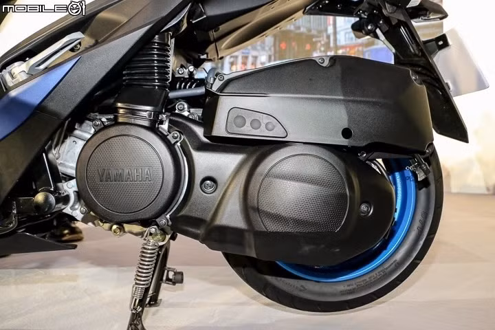 Xe trang bị động cơ 155 phân khối, tỷ số nén 11:1, làm mát bằng dung dịch thế hệ mới, cho khả năng vận hành ổn định và thân thiện môi trường. Xe có 4 màu: vàng, đỏ, trắng và đen.