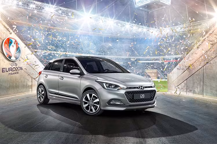 Bên trong xe là màn hình cảm ứng 7 inch, trần màu đen, vải bọc ghế Go! SE, và bệ tỳ tay trung tâm. Các trang bị khác gồm: đèn pha tự động, gạt nước có cảm biến mưa, và gương chiếu hậu chống chói tự động. Xe có 4 màu sơn giống i10 Go! SE.