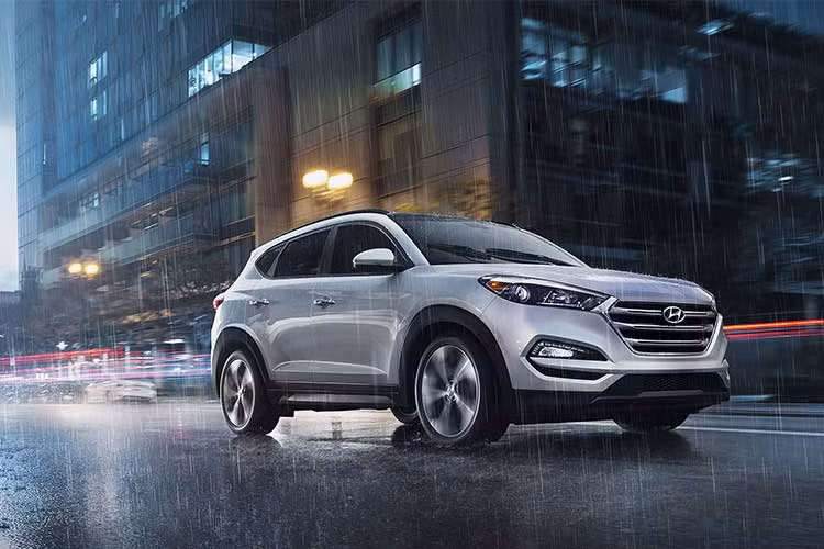 Một số chi tiết khác như; cửa kính phủ tối màu, trần xe màu đen, vải bọc ghế Go! SE, các chi tiết màu bạc thẫm trên táp-lô, gạt nước tích hợp cảm biến mưa và gương chiếu hậu chống chói tự động. Có 4 lựa chọn động cơ khác nhau cho phiên bản Tucson đặc biệt này, cùng các màu sơn giống i30.