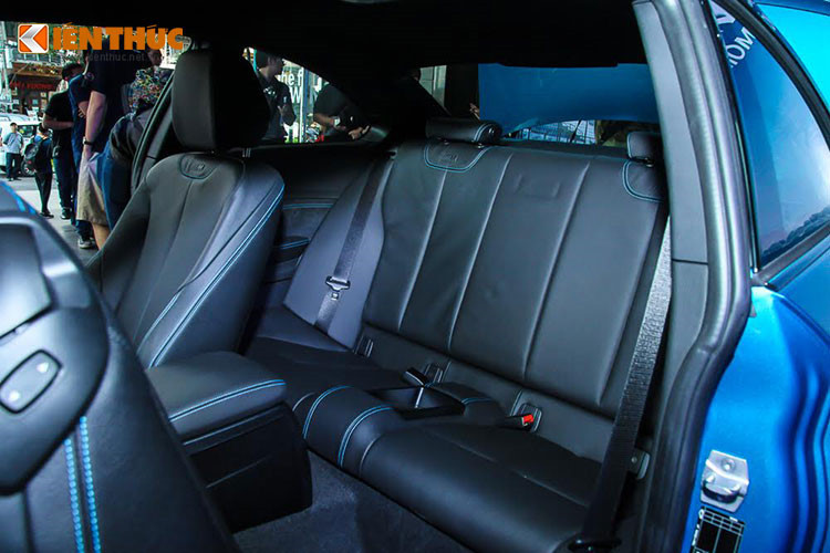 Ngoài ra logo M xuất hiện ở bệ cửa, đáy vô lăng, trên cần số hay tựa lưng trên ghế cũng là điểm nhấn quen thuộc trên các phiên bản hiệu suất cao BMW M Series. Bên cạnh đó còn những chất liệu giả carbon được thiết kế xung quanh viền cần số. Hệ hống giải trí ngoài màn hình đa phương tiện, các kết nối... còn có dàn âm thanh 12 loa Harman Kardon.