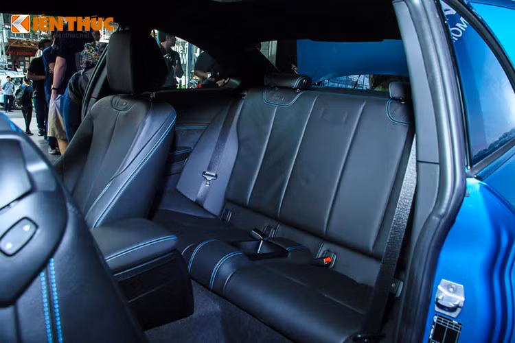 Ngoài ra logo M xuất hiện ở bệ cửa, đáy vô lăng, trên cần số hay tựa lưng trên ghế cũng là điểm nhấn quen thuộc trên các phiên bản hiệu suất cao BMW M Series. Bên cạnh đó còn những chất liệu giả carbon được thiết kế xung quanh viền cần số. Hệ hống giải trí ngoài màn hình đa phương tiện, các kết nối... còn có dàn âm thanh 12 loa Harman Kardon.