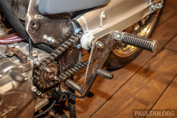 Theo như ngôn ngữ thiết kế nguyên bản của xưởng độ, chiếc xe cần giữ lại được phần "da" của Super Cub nhưng phải có một linh hồn "quỷ dữ" cho hiệu năng đặc biệt. Chính vì vậy, khối động cơ 1 xi-lanh nổi tiếng của Honda XBR 500 cam đơn SOHC, 4 van sẽ làm "trái tim" cho xe. 