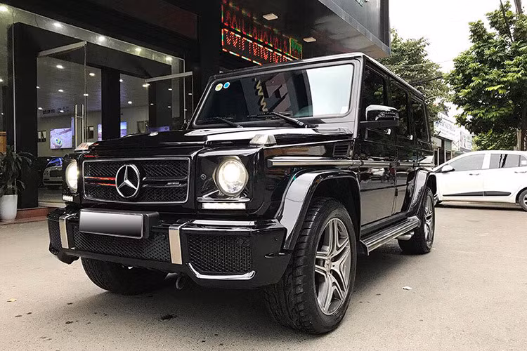 Mẫu xe Mercedes-Benz G63 AMG hiện đang được bán chính hãng tại Việt Nam với giá hơn 10,2 tỷ đồng. Tuy nhiên, nếu như không muốn bỏ ra số tiền lớn như vậy, khách hàng có thể lựa chọn những chiếc xe đã qua sử dụng đang có mặt tại một số đại lý tư nhân. Số lượng xe này không có nhiều thậm chí là hiếm bởi nhu cầu người mua cao.