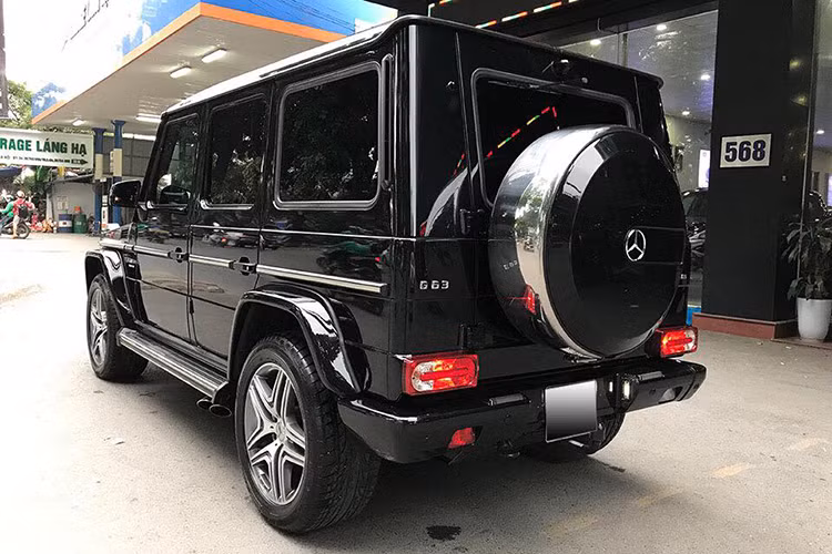 Ngoài ra, những trang bị tiêu chuẩn trên ngoại thất của mẫu xe SUV đình đám nhà Mercedes-Benz vẫn bao gồm la-zăng 5 chấu kích thước 20 inch, lốp dự phòng gắn phía sau, bậc lên xuống kim loại gắn cố định, hệ thống ống xả kép đặt 2 bên hông xe, Logo V8 Biturbo gắn tại cột A,...