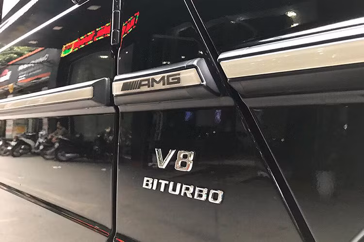 Mercedes-Benz G63 AMG sử dụng động cơ 5,5 lít V8 tăng áp kép cho công suất 544 mã, mô-men xoắn cực đại 760 Nm. Hộp số tự động 7 cấp AMG, hệ dẫn động bốn bánh 4Matic, hệ thống kiểm soát lực kéo và hệ thống khóa vi sai 3 cấp độ. Xe có thể tăng tốc từ 0 - 100 km/h trong 5,4 giây, tốc độ tối đa 210 km/h.