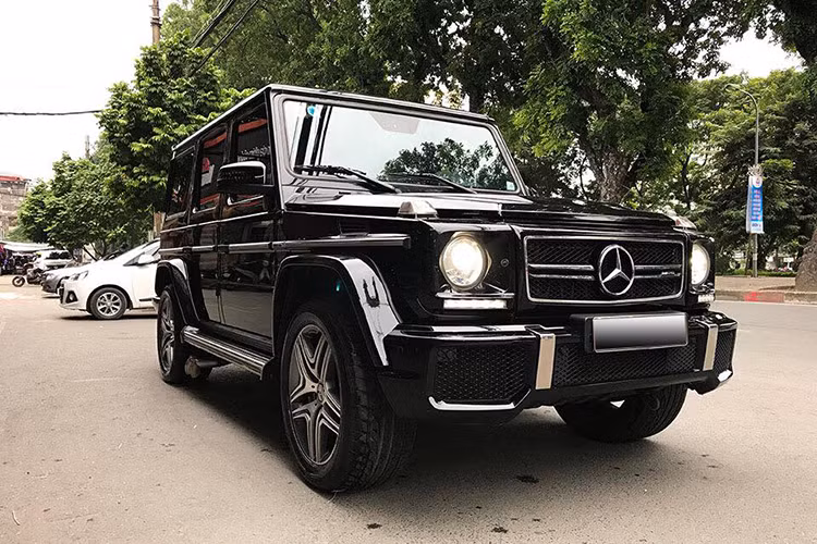 Tại thị trường Việt Nam, nhà phân phối chính hãng Mercedes-Benz bán ra và niêm yết mẫu xe này với mức giá khoảng hơn 10 tỷ đồng. Tuy nhiên, hiện nhiều đại lý tư nhân cũng đang bán ra những mẫu xe cũ "chạy lướt" với mức giá rẻ hơn chỉ từ khoảng 6-8 tỷ đồng tuỳ màu sắc và độ mới.