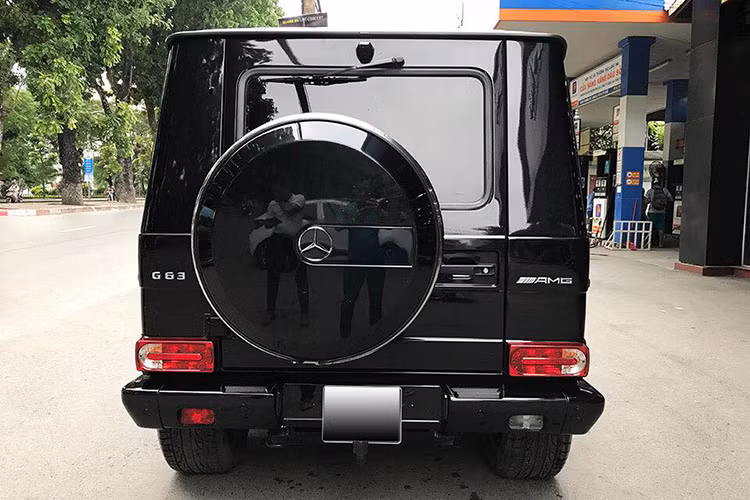 Nội thất của xe được trang bị gói AMG như; ghế ngồi thể thao, cần sang số bọc da sang trọng cùng bảng điều khiển với màn hình hiển thị lớn đáp ứng nhu cầu giải trí và các tính năng off-road. Hàng ghế sau được bọc da cao cấp, thân ghế là các đường gân dập nổi tiện dụng và êm ái cho người dùng.