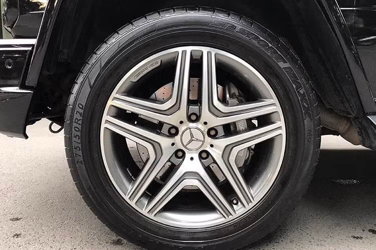 Bên trong xe còn được trang bị cửa sổ trời tại khoang lái có khả năng đóng mở điện, màn hình giải trí kích thước vừa đặt nổi tại trung tâm bảng điều khiển. Mercedes-Benz G63 AMG được trang bị ghế ngồi thể thao AMG, tích hợp Massage, sưởi và thông gió. Phanh tay cơ bọc da. Hệ thống âm thanh Harman Kardon...