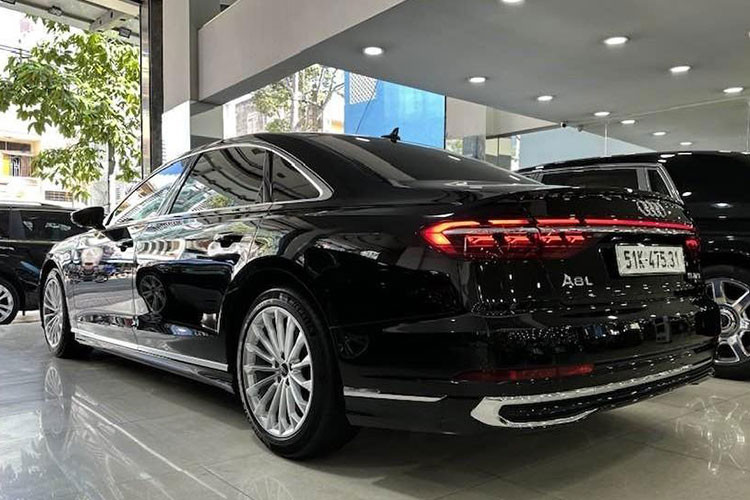 Audi A8L 2022 sử dụng hộp số tự động Tiptronic 8 cấp đi kèm hệ dẫn động bốn bánh toàn thời gian Quattro trứ danh của Audi cũng như khóa vi sai trung tâm cũng là trang bị tiêu chuẩn trên A8L thế hệ mới, nhờ đó, chiếc xe này có khả năng tăng tốc từ vị trí xuất phát lên 100 km/h chỉ trong thời gian 5,7 giây.