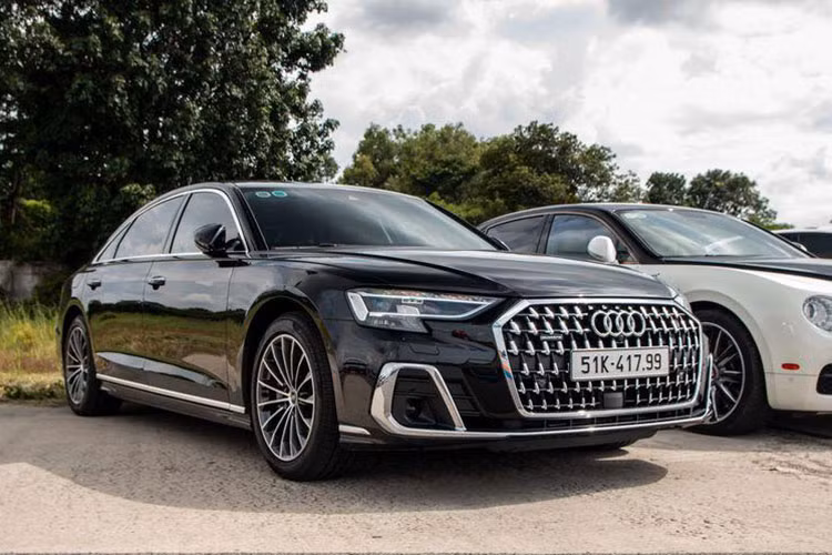 Cụ thể, vào cuối tháng 9/2022, tức chỉ sau 3 tuần Cường Đô la nhận bàn giao xe Audi A8L 2022 chính hãng, Minh Nhựa cũng chia sẻ sở hữu mẫu sedan hạng sang đầu bảng nhà Audi. Cả 2 xe đều có ngoại thất màu đen, tuy nhiên, thiếu gia ngành nhựa đã trang điểm lại cho xe Audi A8L 2022 theo cá tính riêng của mình. 