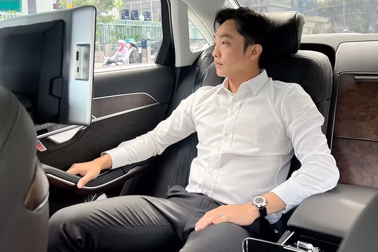 Vào cuối tháng 11/2022, chiếc sedan hạng sang Audi A8L 2022 đã bị Minh Nhựa bán lại cho showroom ở quận 5, TP HCM, đây cũng là nơi trước đó tay chơi này mua bán rất nhiều siêu xe đắt đỏ, trong đó, có Bugatti Veyron và Pagani Huayra, 2 chiếc xe hypercar đẳng cấp nhất Việt Nam hiện nay.