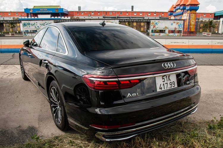 Dù tậu xe Audi A8L 2022 trước Minh Nhựa 3 tuần, nhưng độ chán xe của Cường Đô la lâu hơn khi mãi đến tháng 6/2023, tay chơi này mới thanh lý chiếc Audi A8L 2022 được mua chính hãng với mức giá bán trên 6 tỷ đồng. Audi A8L 2022 cũng là chiếc xe hiếm hoi mà Minh Nhựa và Cường Đô la cùng mua trong cùng 1 tháng.