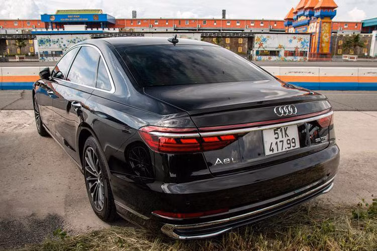 Dù tậu xe Audi A8L 2022 trước Minh Nhựa 3 tuần, nhưng độ chán xe của Cường Đô la lâu hơn khi mãi đến tháng 6/2023, tay chơi này mới thanh lý chiếc Audi A8L 2022 được mua chính hãng với mức giá bán trên 6 tỷ đồng. Audi A8L 2022 cũng là chiếc xe hiếm hoi mà Minh Nhựa và Cường Đô la cùng mua trong cùng 1 tháng.