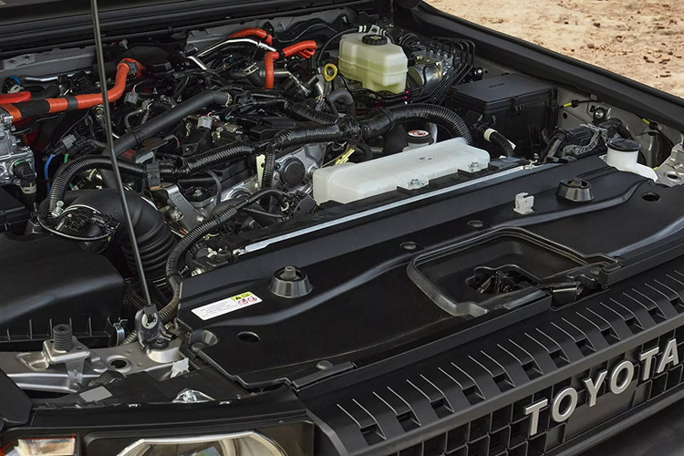 Cụ thể, Toyota Land Cruiser Prado 2024 được bổ sung đầu xe thẳng đứng với lưới tản nhiệt và đèn pha đều hình chữ nhật, đèn LED định vị ban ngày mới cũng như đèn sương mù nhỏ. Bên cạnh đó là cản trước/sau khỏe khoắn, đèn hậu nằm dọc và cửa cốp mở lên trên mới.