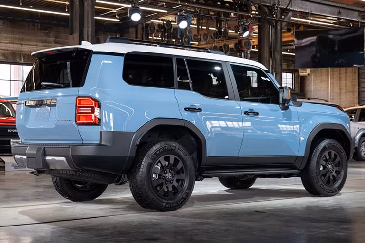 Bên trong mẫu SUV hạng trung này cũng có hàng loạt trang bị mới như vô lăng 3 chấu khỏe khoắn, cần số to bản, bảng đồng hồ kỹ thuật số, màn hình cảm ứng trung tâm 12,3 inch, gương chiếu hậu kỹ thuật số, cửa sổ trời, sạc điện thoại không dây, phanh tay điện tử và tự động giữ phanh tạm thời.