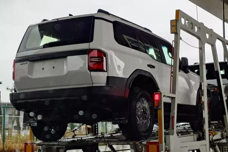 Tại thị trường Nhật Bản, mẫu xe SUV Toyota Land Cruiser 250 sẽ chính thức được bán ra từ giữa tháng 4 năm nay. Trong khi đó, tại Việt Nam, mẫu xe này dự kiến sẽ bắt đầu được phân phối chính hãng vào khoảng tháng 7/2024.