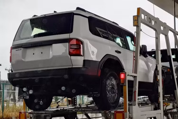 Tại thị trường Nhật Bản, mẫu xe SUV Toyota Land Cruiser 250 sẽ chính thức được bán ra từ giữa tháng 4 năm nay. Trong khi đó, tại Việt Nam, mẫu xe này dự kiến sẽ bắt đầu được phân phối chính hãng vào khoảng tháng 7/2024.