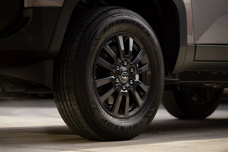 Nhân viên tư vấn bán hàng tại đại lý cho biết xe ở Việt Nam sẽ có đèn pha LED với tính năng hỗ trợ đèn pha thích ứng, chức năng sưởi hàng ghế sau, hệ thống âm thanh 14 loa cao cấp, cổng USB và HDMI cũng như màn hình hiển thị thông tin kính lái HUD.