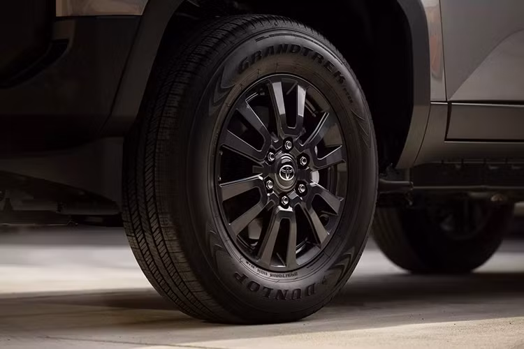 Nhân viên tư vấn bán hàng tại đại lý cho biết xe ở Việt Nam sẽ có đèn pha LED với tính năng hỗ trợ đèn pha thích ứng, chức năng sưởi hàng ghế sau, hệ thống âm thanh 14 loa cao cấp, cổng USB và HDMI cũng như màn hình hiển thị thông tin kính lái HUD.