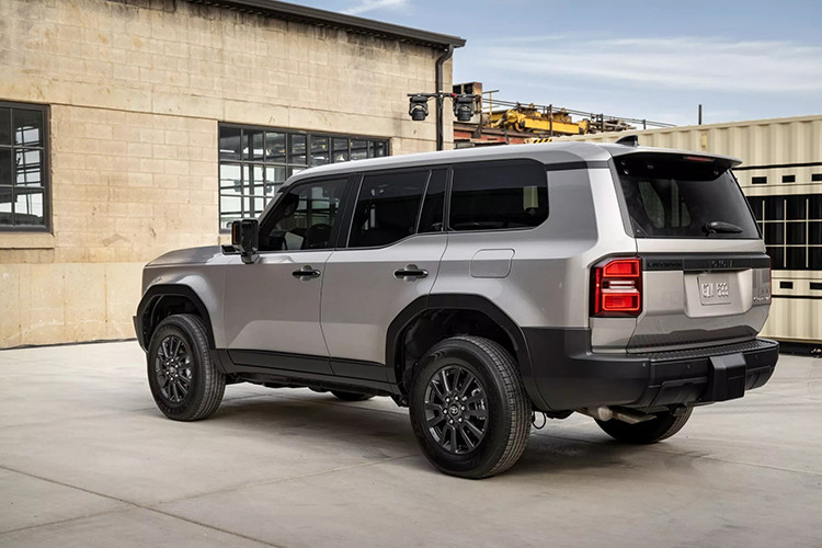 Cụ thể, Toyota Land Cruiser Prado 2024 tại Việt Nam dự kiến sẽ dùng động cơ xăng 4 xi-lanh, tăng áp, dung tích 2.4L mới. Kết hợp cùng hộp số tự động 8 cấp mới, động cơ này cho công suất tối đa 278 mã lực cùng mô-men xoắn cực đại 430 Nm. Trong khi đó, phiên bản cũ đang bán ở Việt Nam dùng động cơ xăng 2.7L và hộp số tự động 6 cấp.