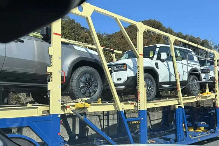 Tương tự xe ở thị trường Mỹ, mẫu SUV này tại Nhật Bản cũng bị cắt Prado trong tên. Tại Nhật Bản, xe được gọi bằng cái tên Toyota Land Cruiser 250. Trong khi đó, ở một số thị trường khác như Úc hay Nam Phi, xe vẫn có tên đầy đủ là Toyota Land Cruiser Prado.