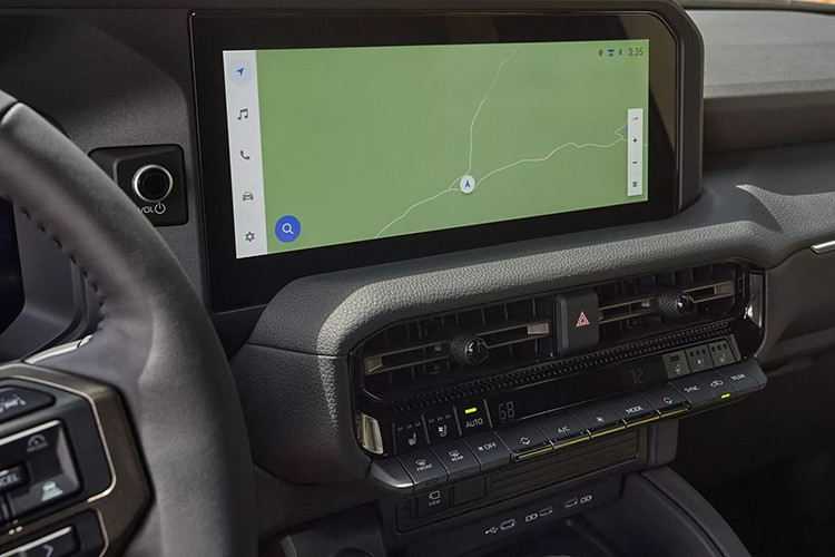 Ngoài ra, xe còn có hệ thống cảnh báo điểm mù, cảnh báo phương tiện cắt ngang khi lùi và hỗ trợ phanh khi đỗ xe. Bên cạnh động cơ và những trang bị mới, mẫu xe này còn được lột xác về mặt thiết kế theo hướng vuông vức, trẻ trung hơn, tương tự Lexus GX 2024. Điều này không có gì lạ vì 2 mẫu xe này vốn dùng chung cơ sở gầm bệ.